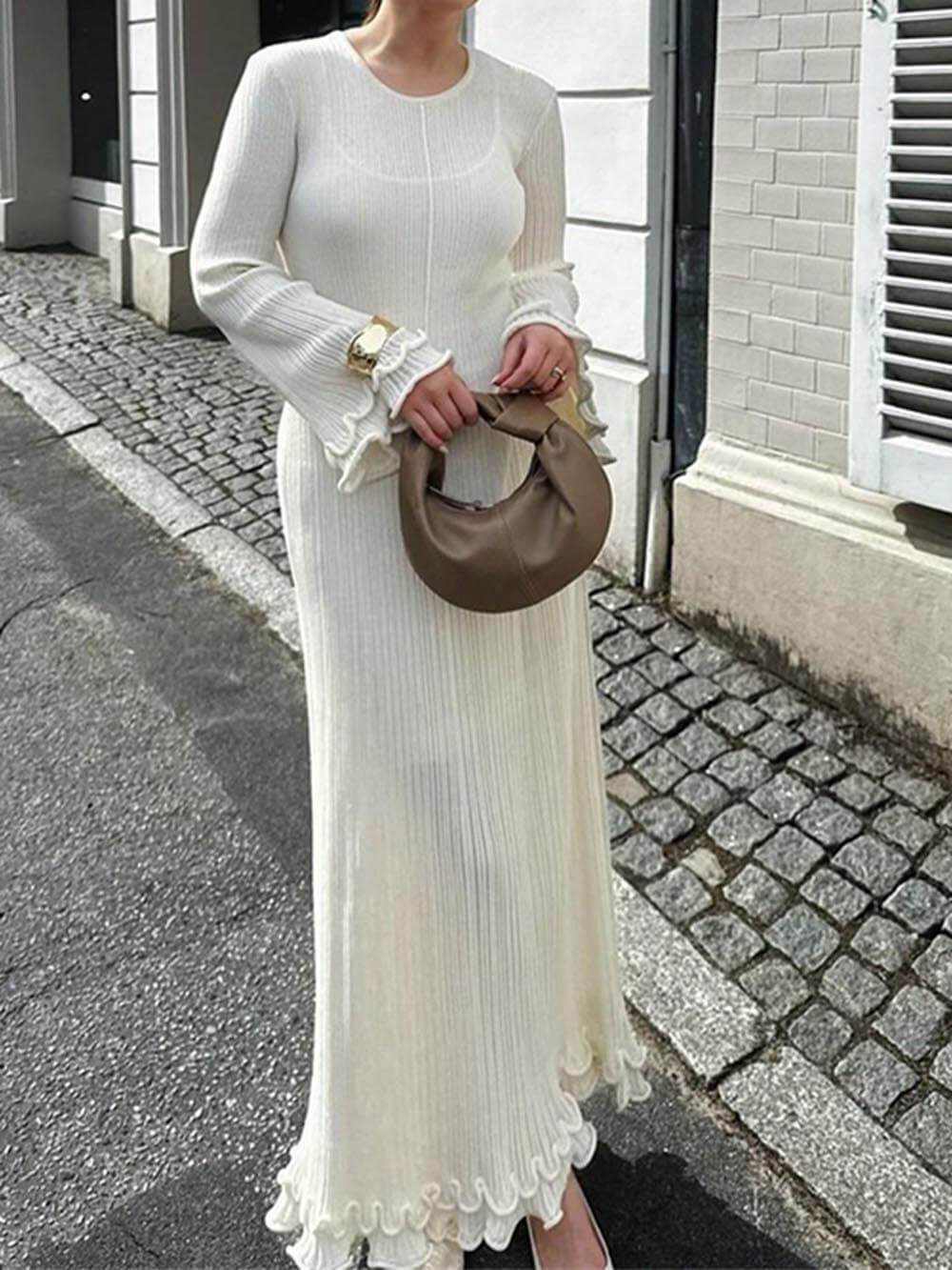 Robe maxi élégante à manches trompette, ourlet roulé et col rond en maille