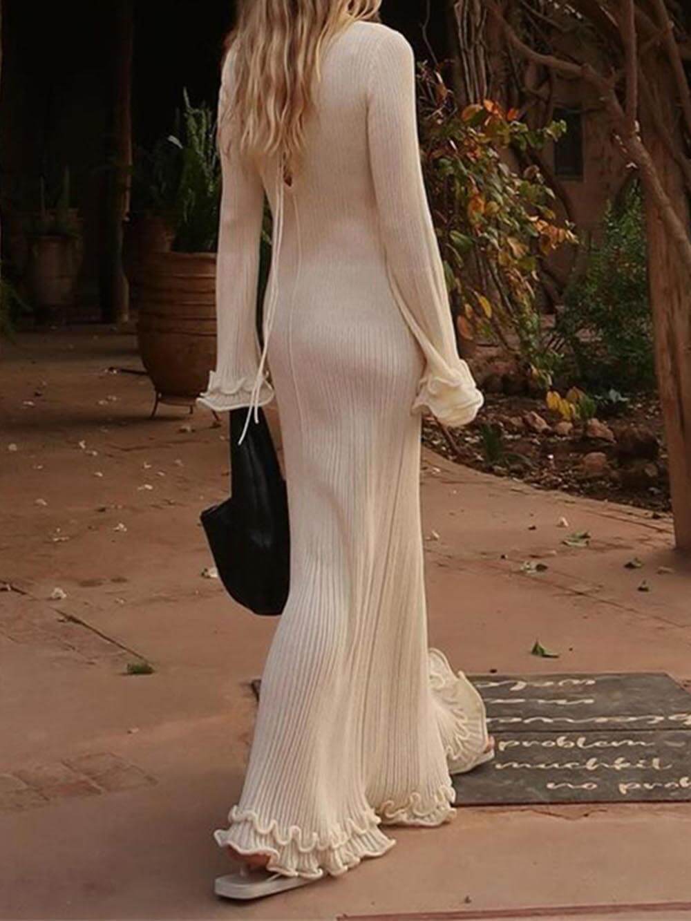 Robe maxi élégante à manches trompette, ourlet roulé et col rond en maille
